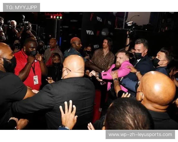 UFC 选手强吻对手引发混乱